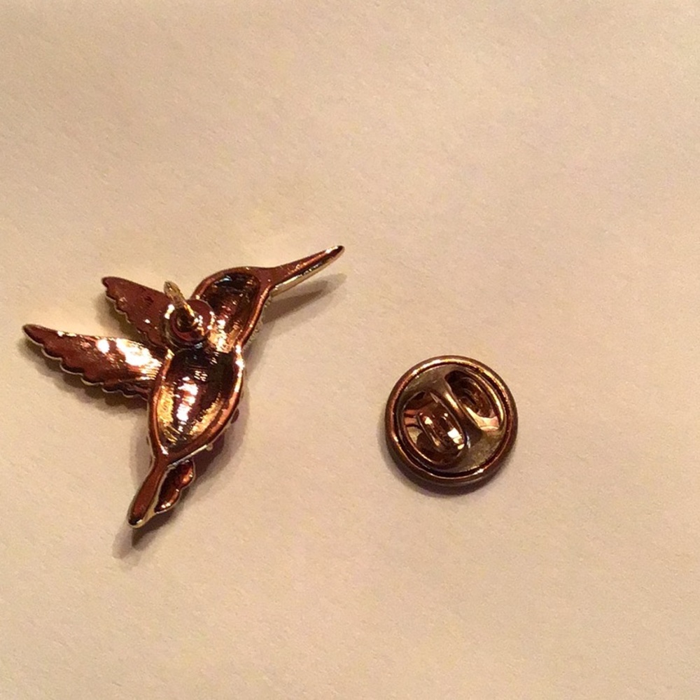 New Mulit colored Hummingbird tie tac pin. Goldtone Swavorski crystals & enamel - Picture 2 of 6